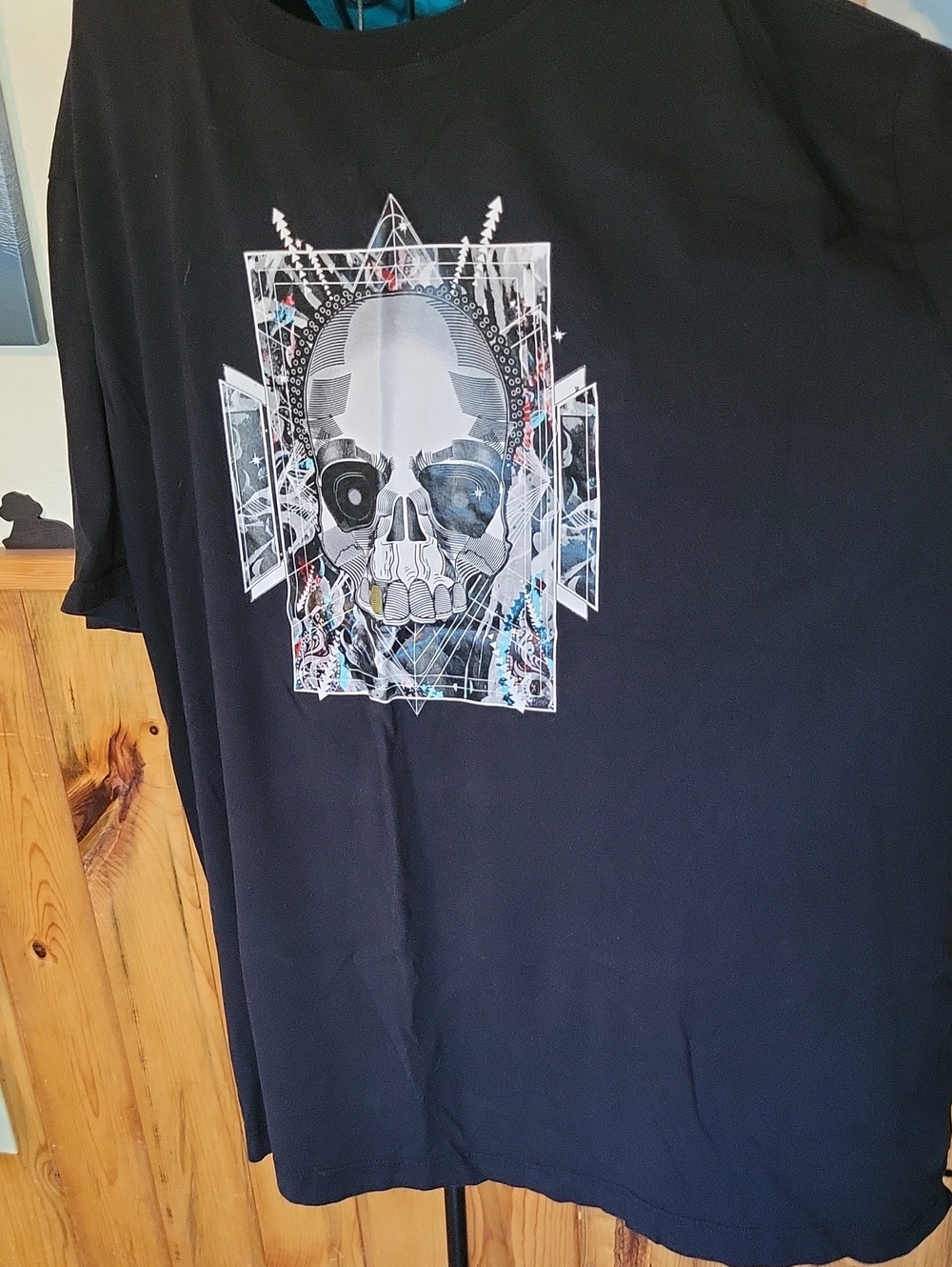 Robert Graham Black Short-Sleeve Skull Graphic Tee with White and Blue Accents